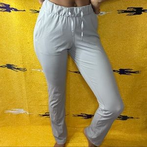 Lululemon On the Fly Pant Tall
Silverscreen size 4